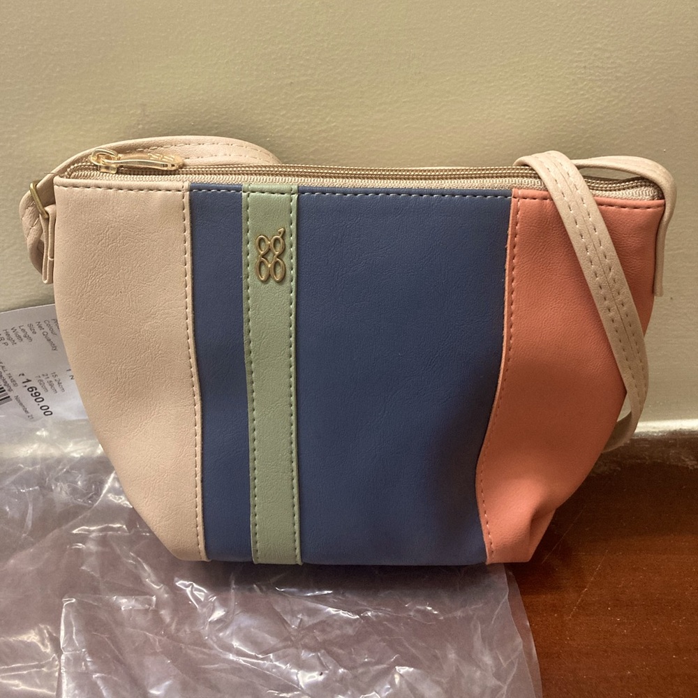 Baggit small sling bag - Picture 1 of 3
